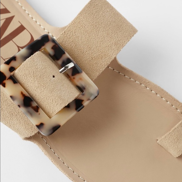 FLAT LEATHER SANDALS WITH TORTOISESHELL BUCKLE - Picture 6 of 6